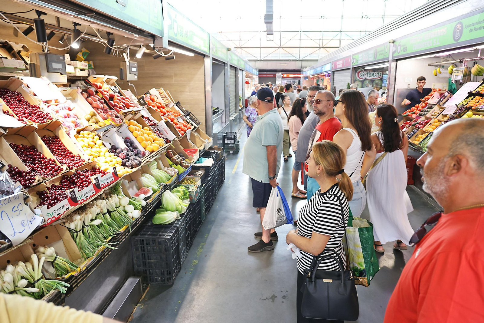 Imágenes de las compras en el entorno del Mercado del Carmen en la mañana de sábado