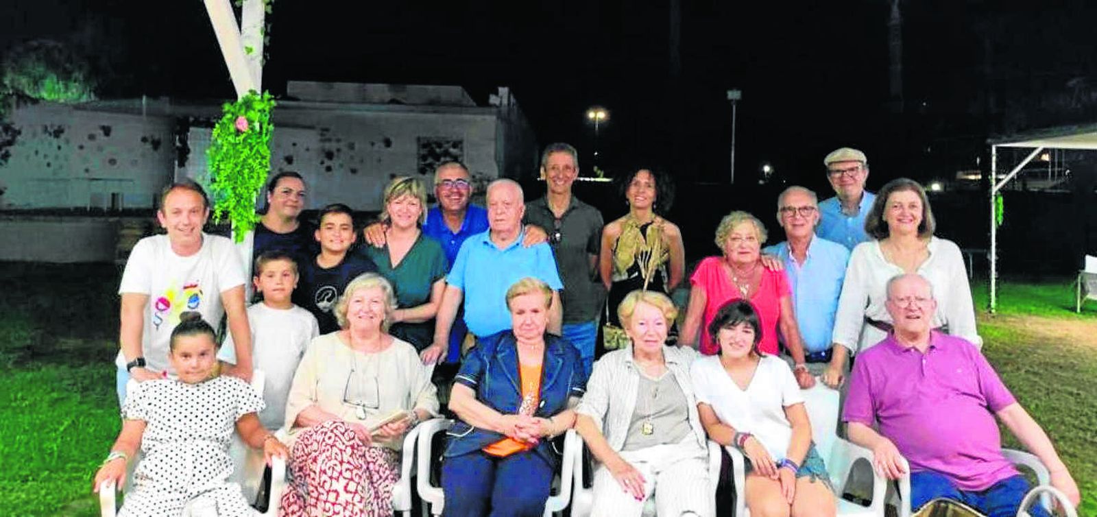 La homenajeada Lola Castellano Pavón con Manolo Fernández de la Puente, María Rivera, Lola Guerrero, Choni Castellano, Juan Pablo Castellano, Tirana y Pablo Castellano Marrero, María Jesús Alarcón, Antonio Catalán, Miguel Ángel Castellano, Mayka Marrero, Rosa del Río, Paco Alarcón, Antonio Moreno, José Antonio Rivera, Cristina Fernández de la Puente, Pablo Rivera y Arancha Goméz-Álvarez.