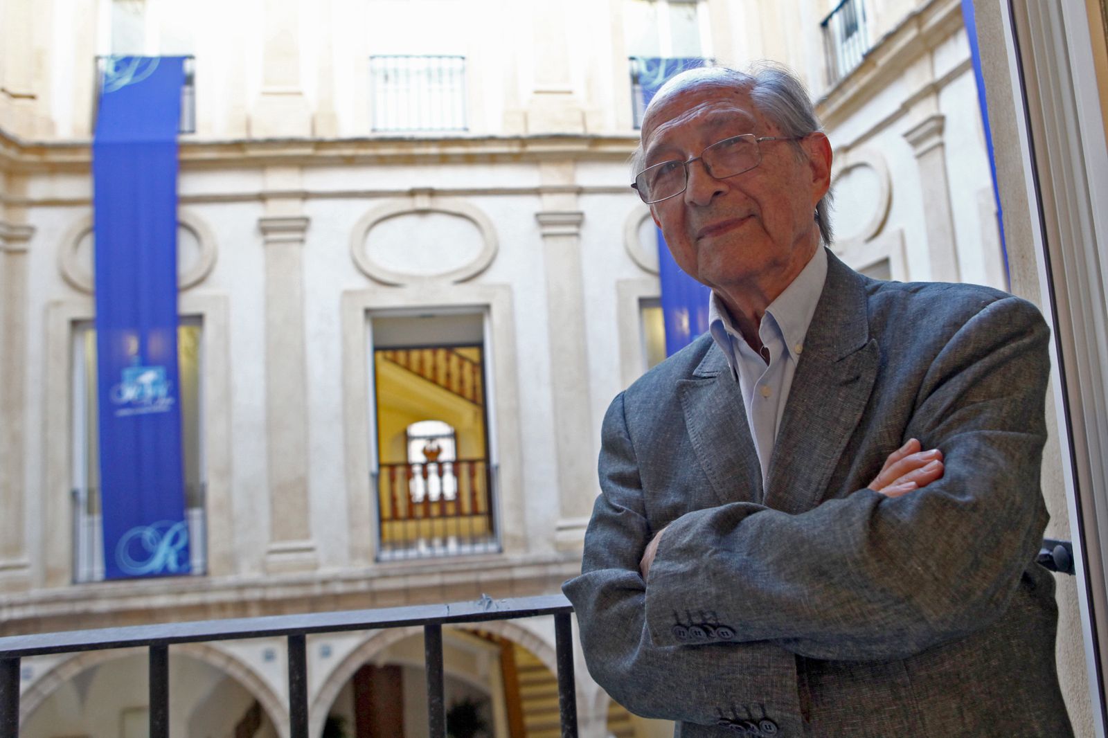 El poeta José Corredor-Matheos.