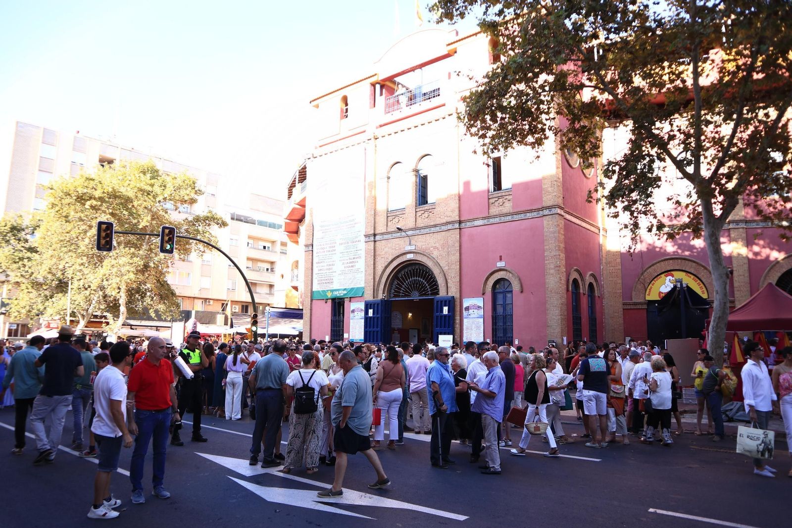 Imágenes de ambiente en el tercer día de toros en Huelva
