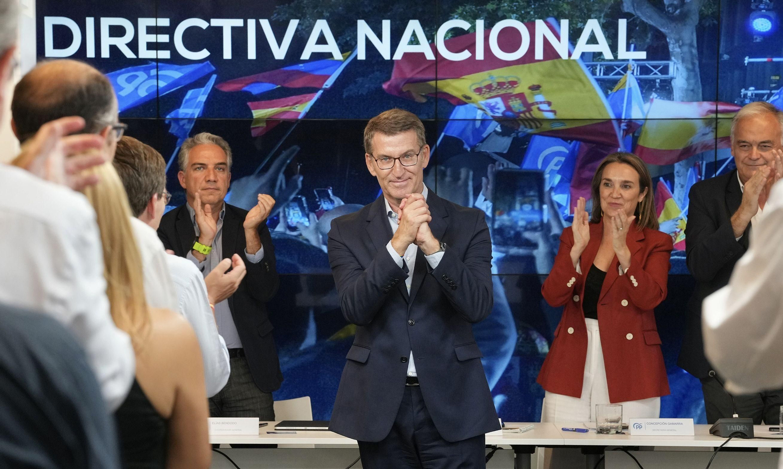 Feijóo hace un signo de triunfo y unidad ante la Junta Directiva Nacional de su partido.