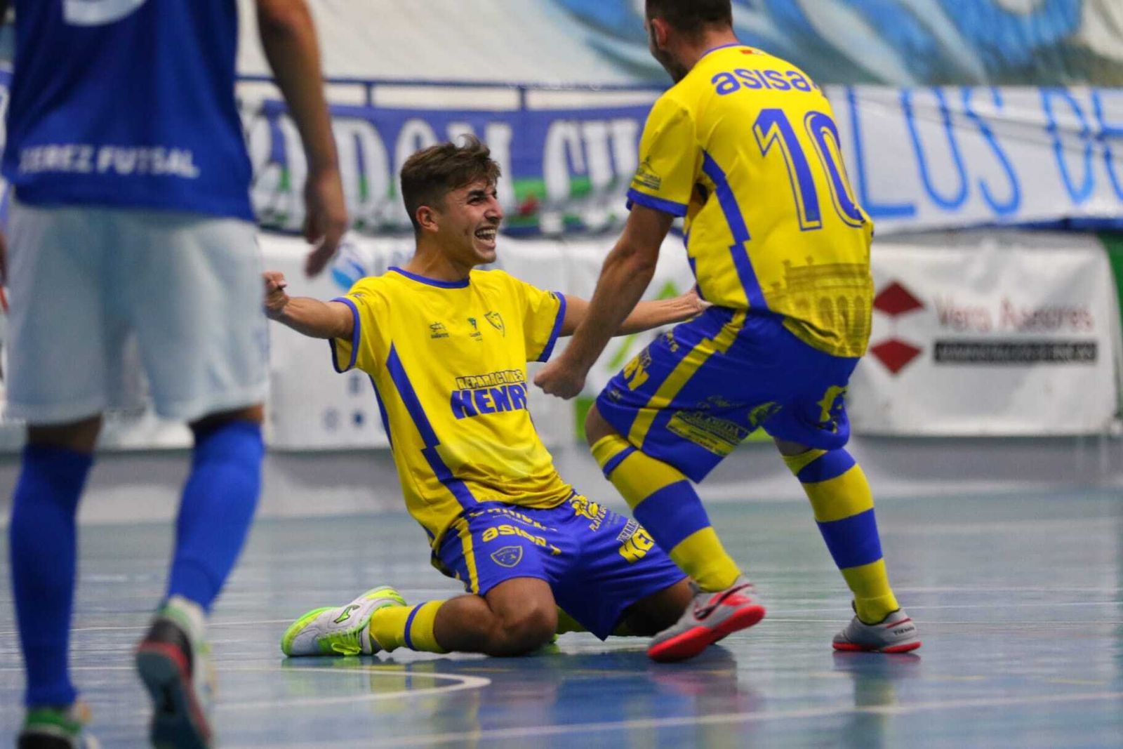Celebración de uno de los goles del equipo amarillo.