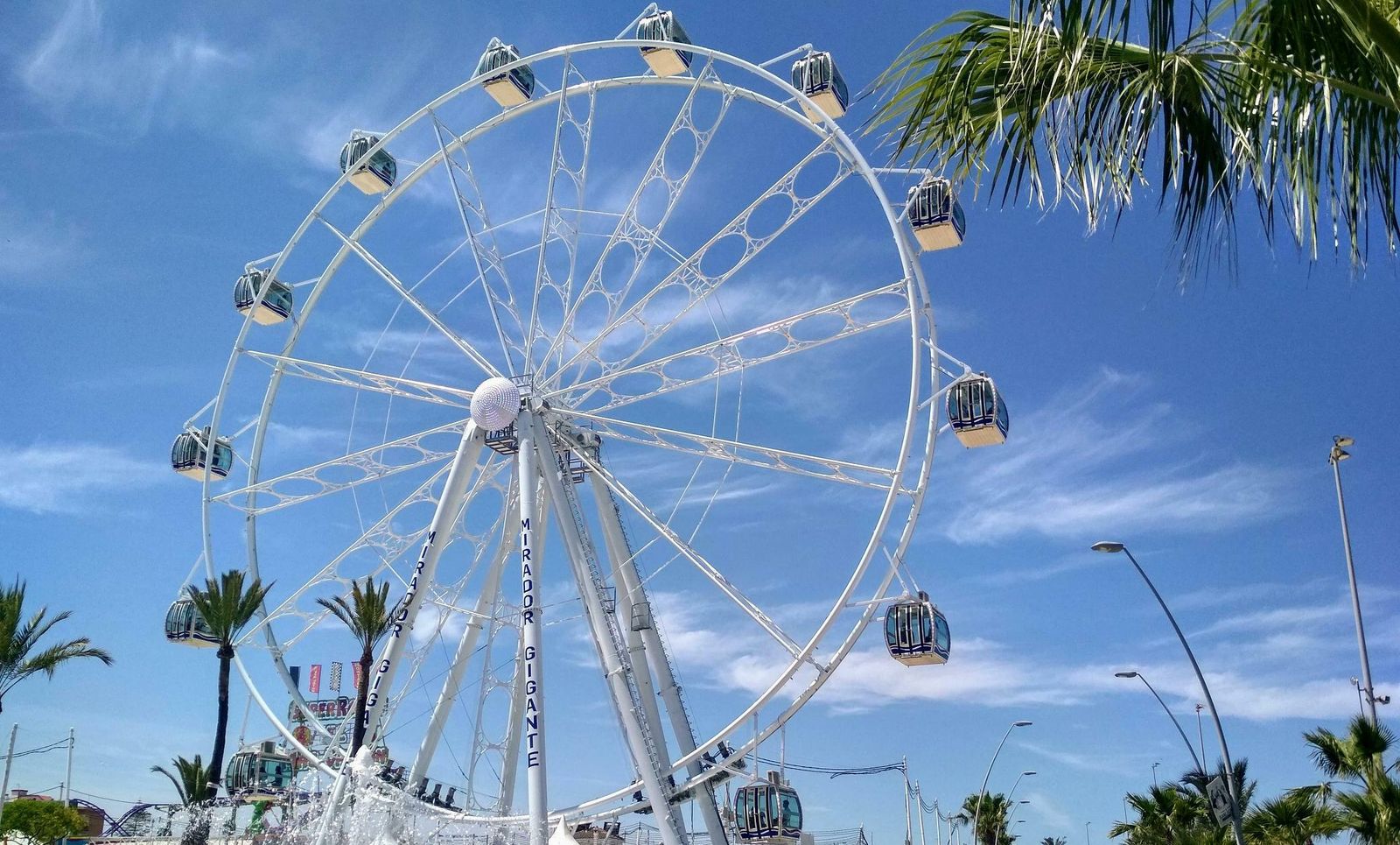 La noria mirador del V Centenario de la Primera Vuelta al Mundo, hoy en Sanlúcar.