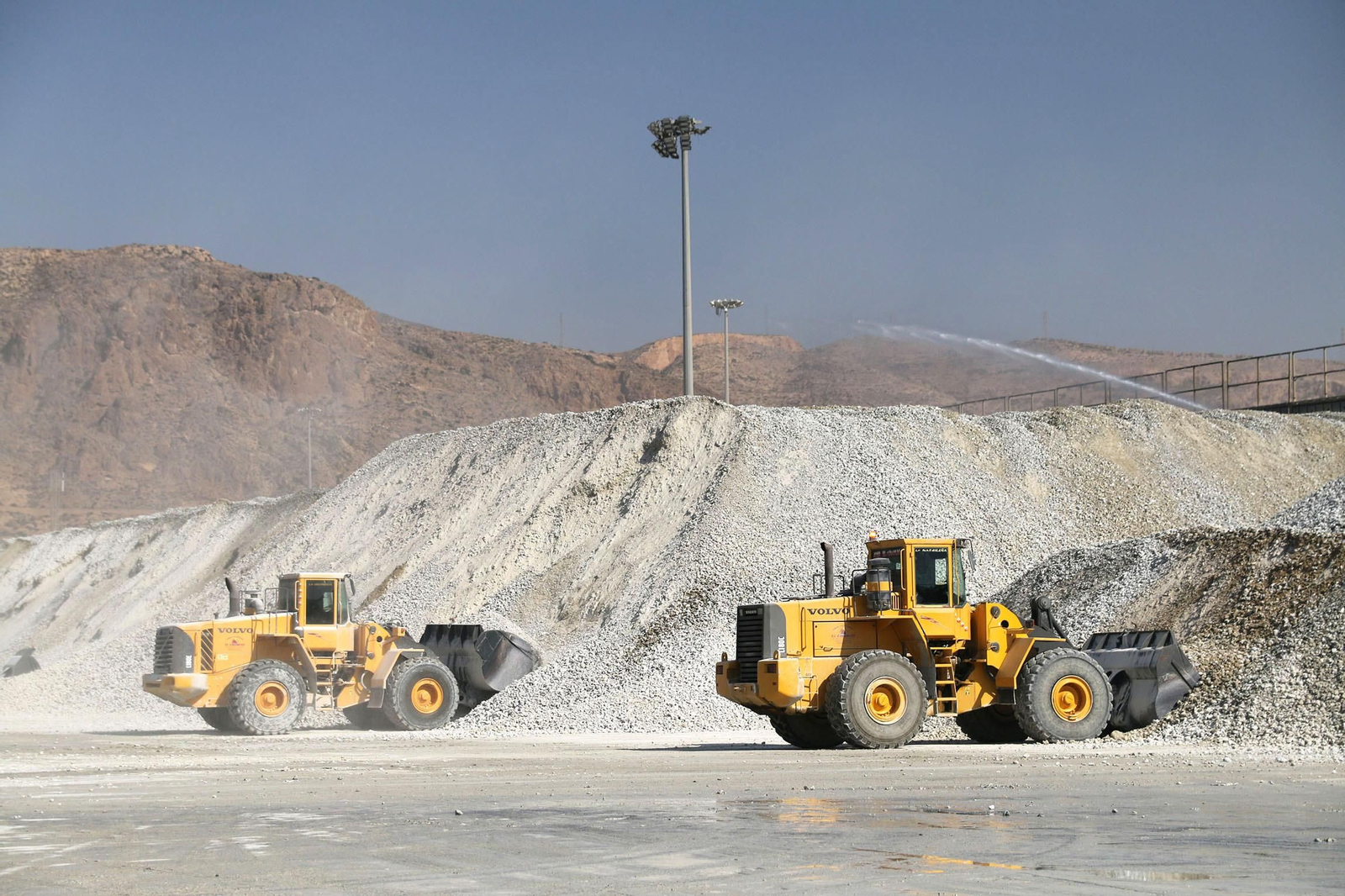 Así se carga en grandes barcos el yeso de Almería para exportarlo al extranjero