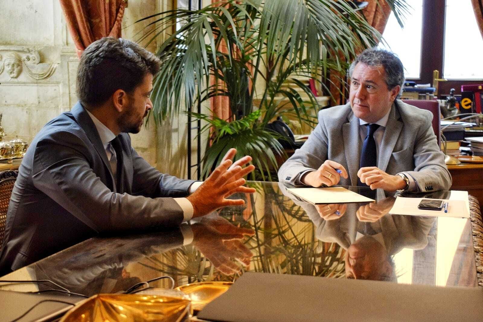 Juan Espadas y Beltrán Pérez durante su reunión.