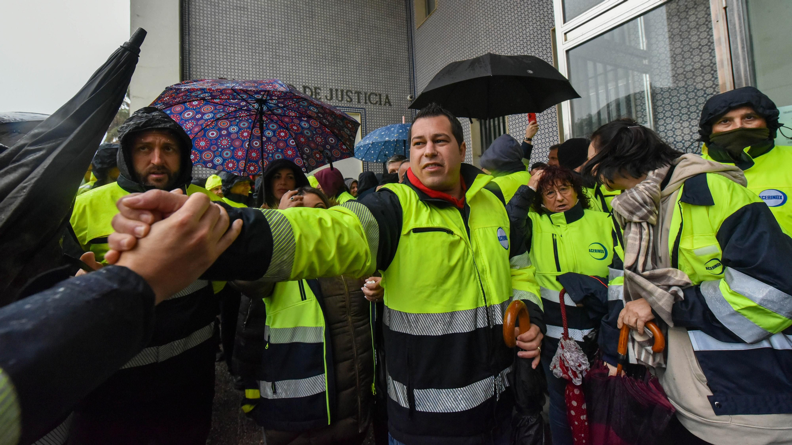 Imágenes de la entrada a los juzgados del trabjador detenido en la ultima manifestación de la plantilla Acerinox en