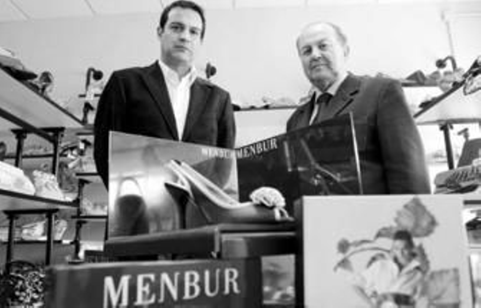 Miguel Mena, director general del grupo, y su padre y fundador de la empresa, Francisco Mena, con algunos de sus modelos.