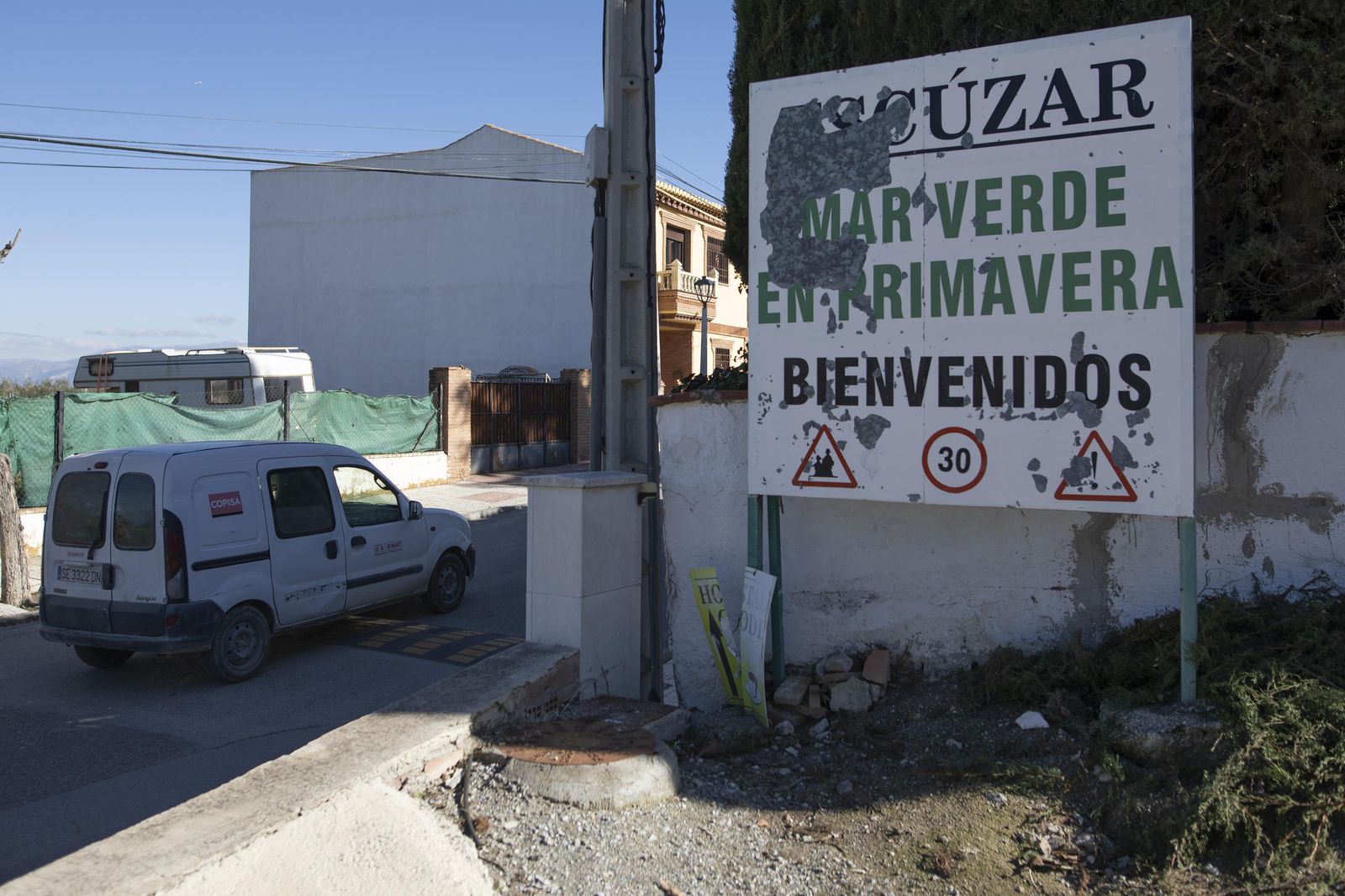Vetusto cartel a la entrada de Escúzar que vendía el paisaje “verde en primavera” que ahora ocupará el acelerador de partículas y Parque Industrial Metropolitano.