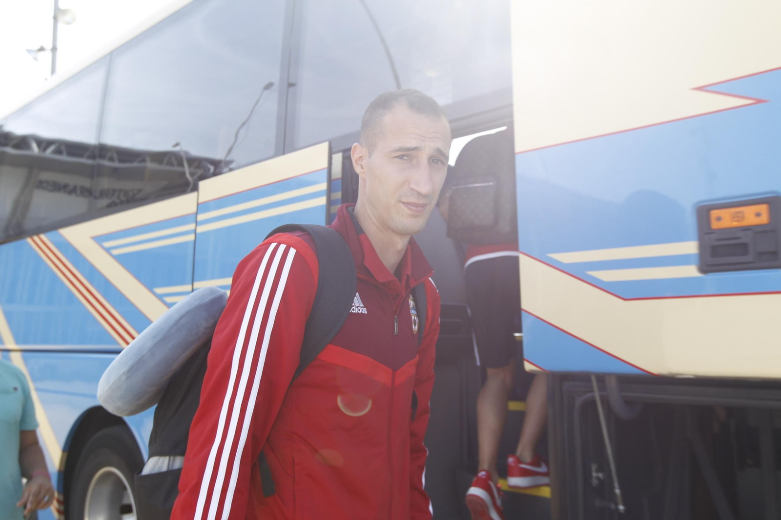 Fotogalería salida jugadores U.D. Almería hacia Alcorcón