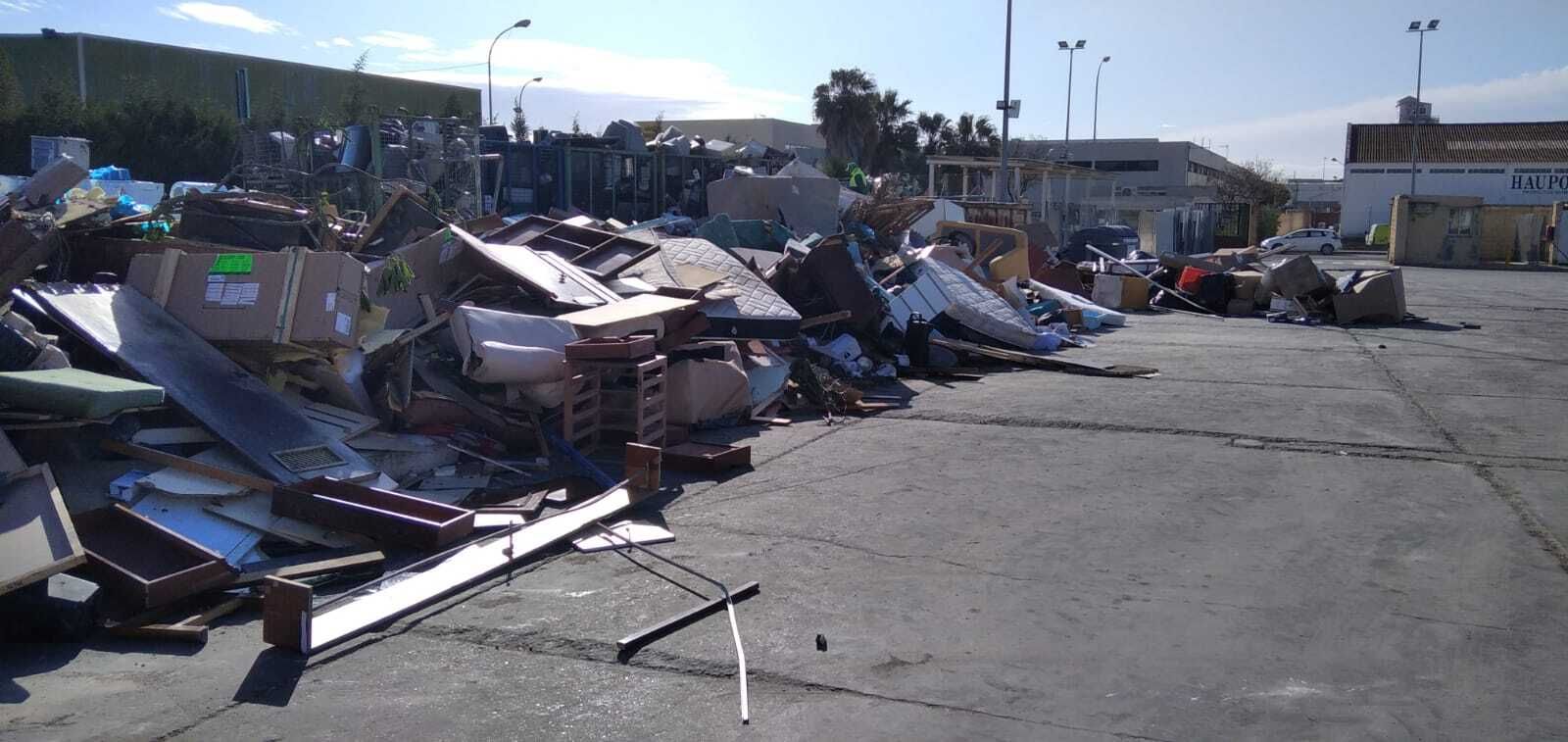 El punto limpio de El Puerto, prácticamente al límite.