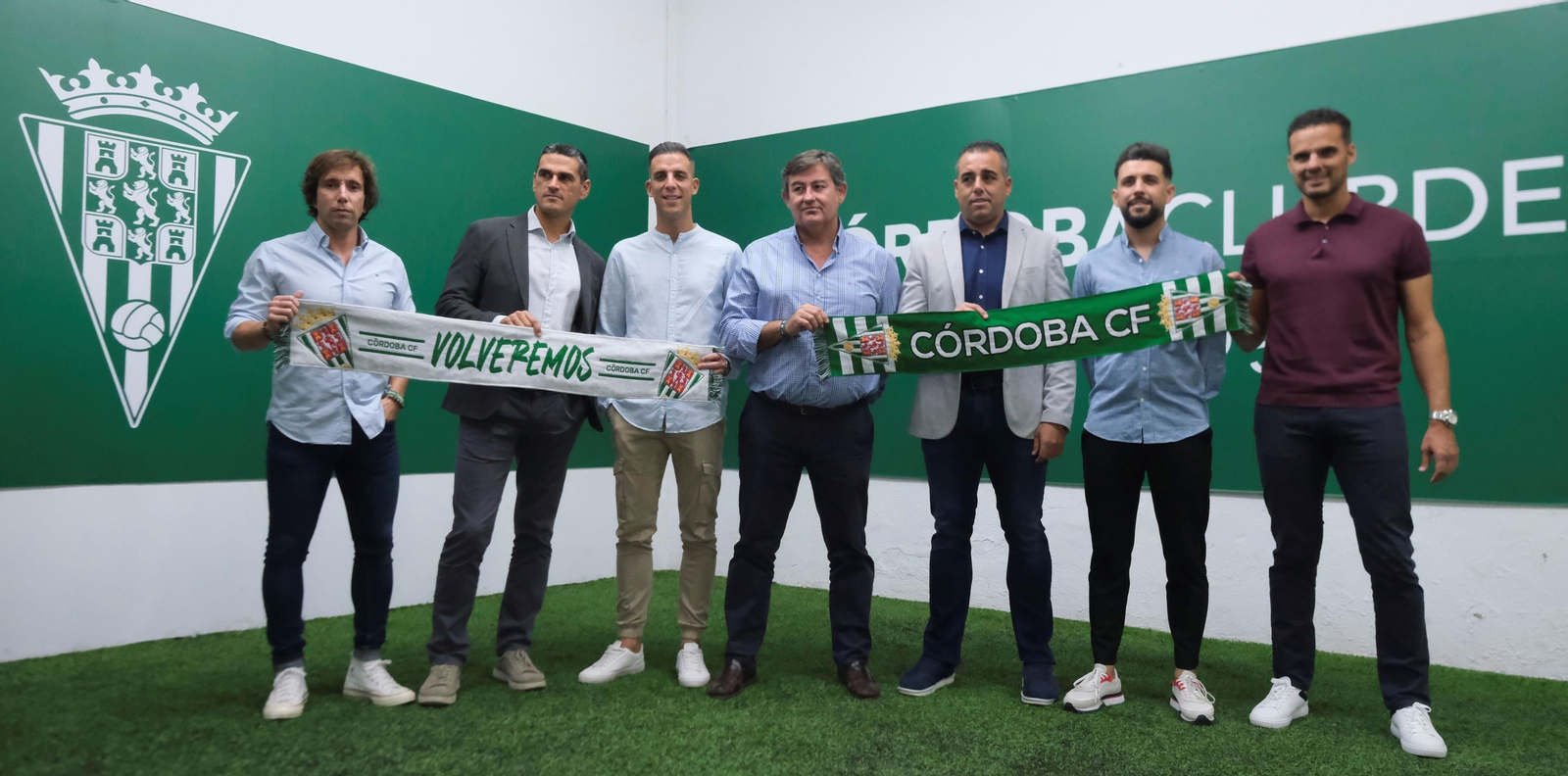 Los técnicos del Córdoba CF se fotografían con el consejero delegado, Javier González Calvo, tras su renovación.
