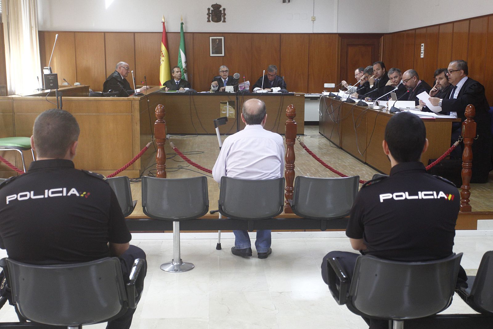 El gerente del establecimiento frente al tribunal de la Sección Tercera de la Audiencia, ayer durante la celebración del acto de conformidad.