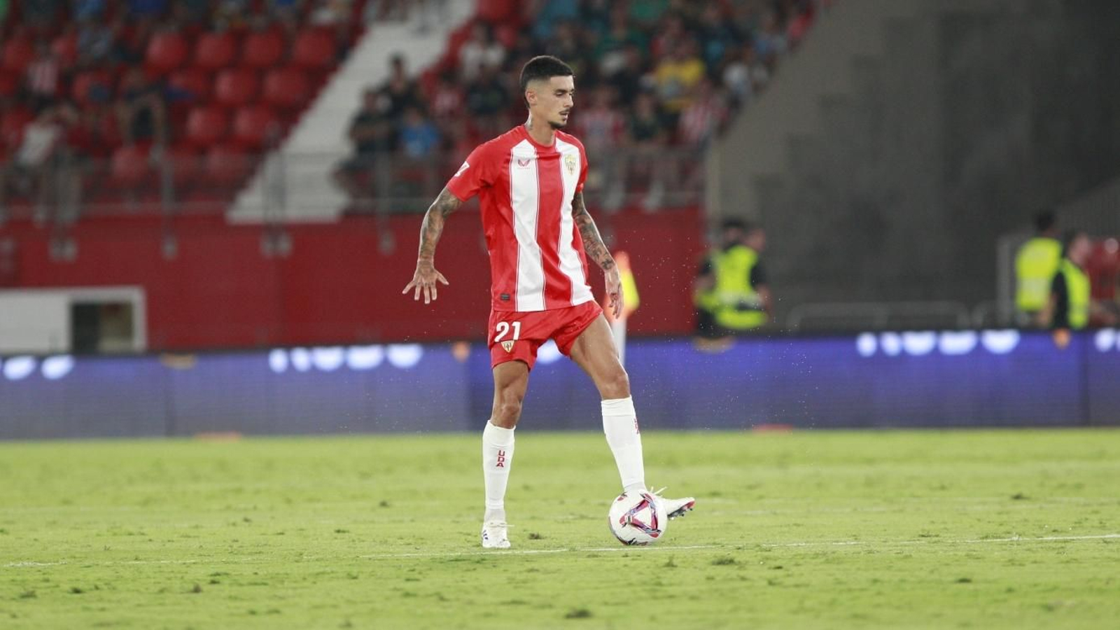 Chumi controla el esférico en la última jornada liguera.