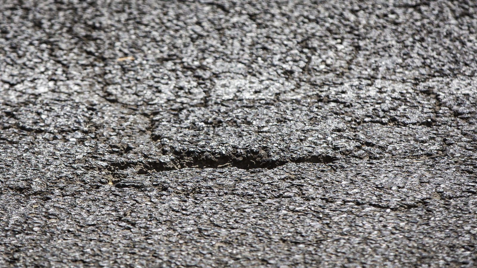 Hay zonas del asfaltado que se rajan con el tiempo y representan un peligro tanto para el peatón como para los conductores