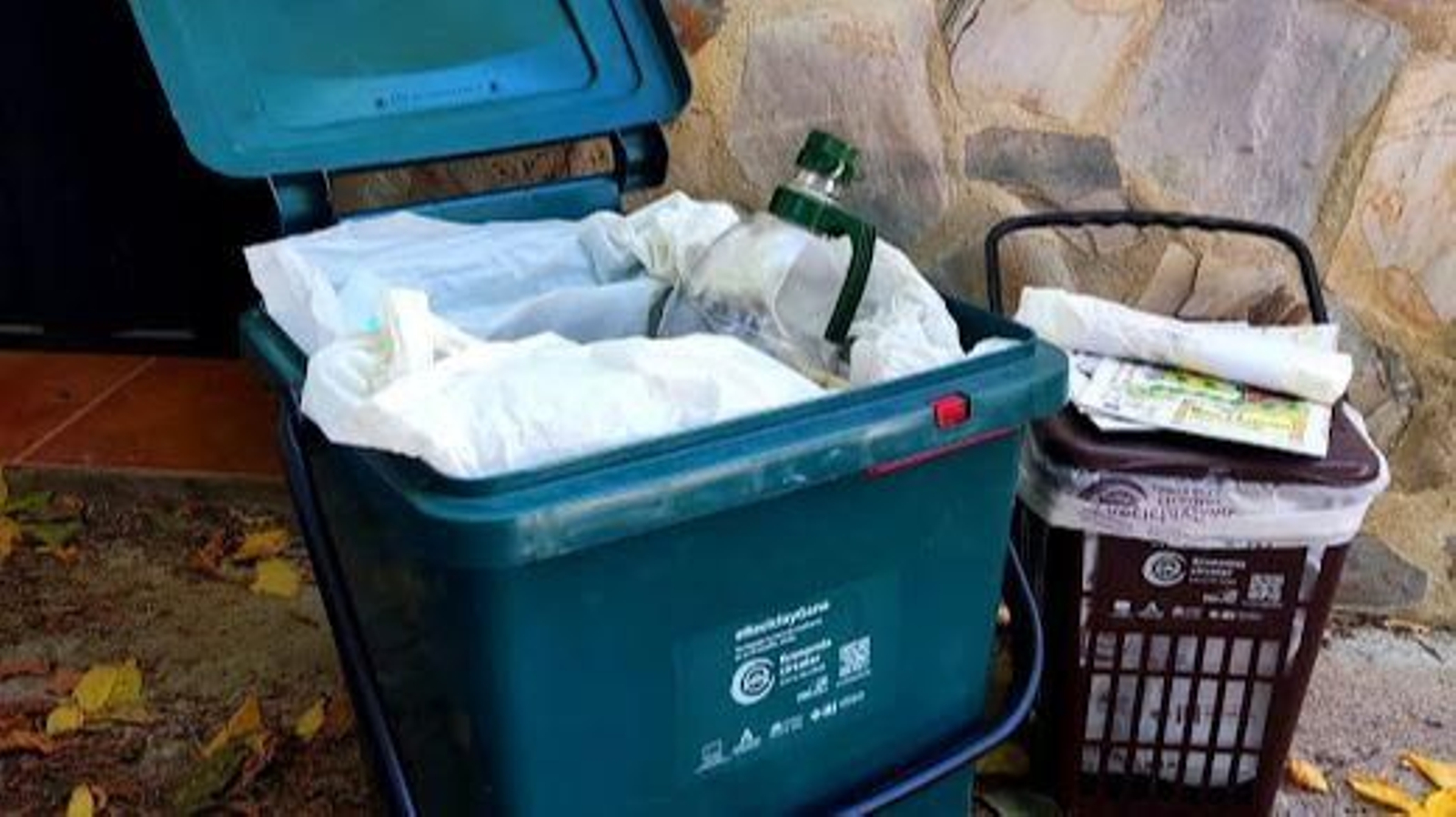 Uno de los cubos para que los hogares reciclen sus residuos Uno de los cubos para que los hogares reciclen sus residuos