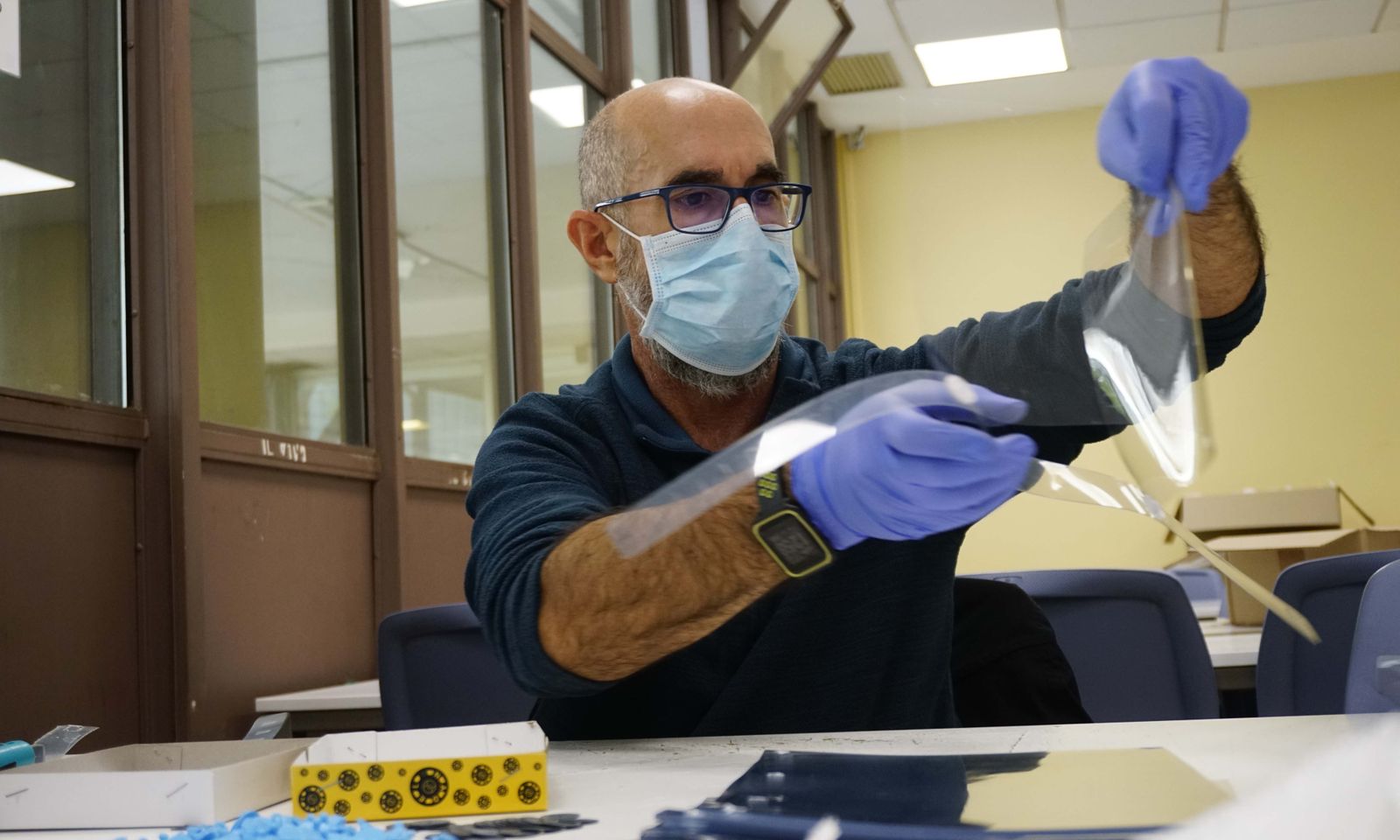 Coronavirus en Sevilla: El Fablab de la Escuela de Arquitectos fabrica mil mascarillas al día.