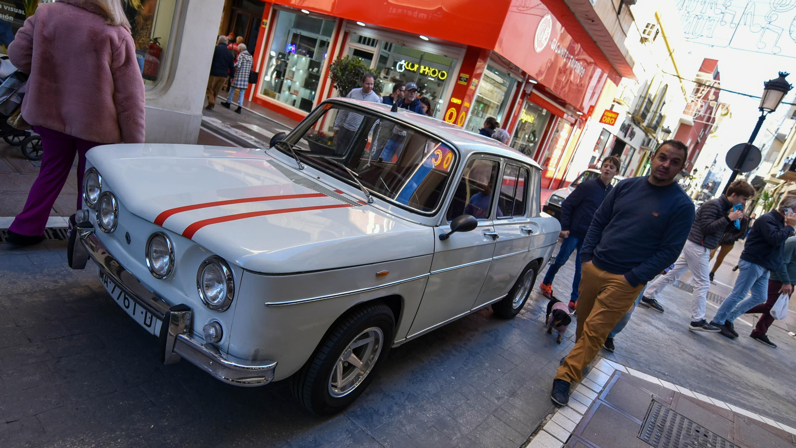 La exhibición de coches de antiguos en el centro de La Línea, en imágenes
