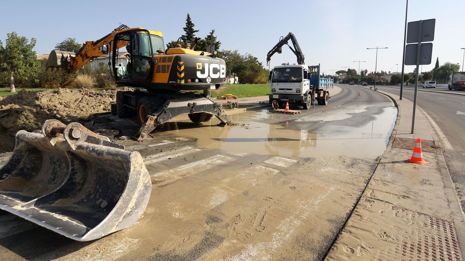 El agua corrió avenida abajo en dirección a la avenida Ingeniero Ángel Mayo.