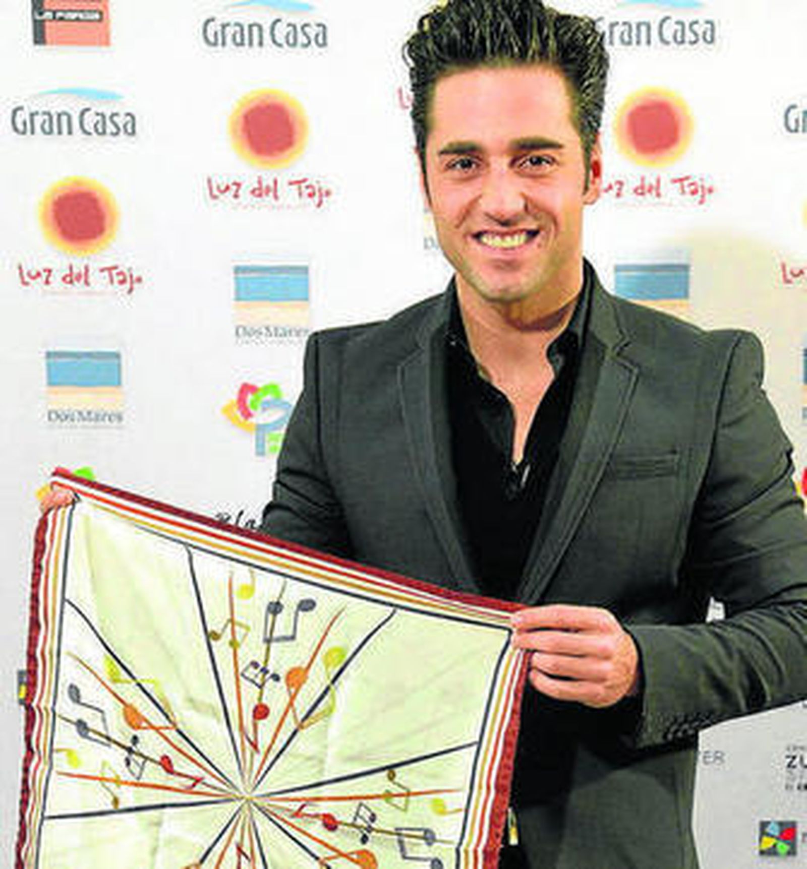 Bustamante 'purga' su pelea con un proyecto solidario