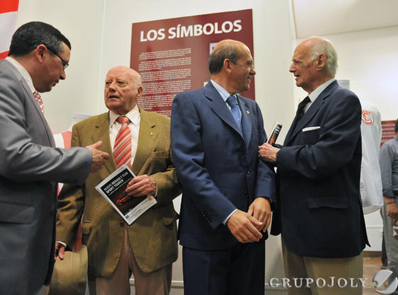 El Sevilla rememora sus inicios con una exposición en el Círculo Mercantil por los 100 años del primer campo oficial donde jugó.

Foto: Juan Carlos Vázquez