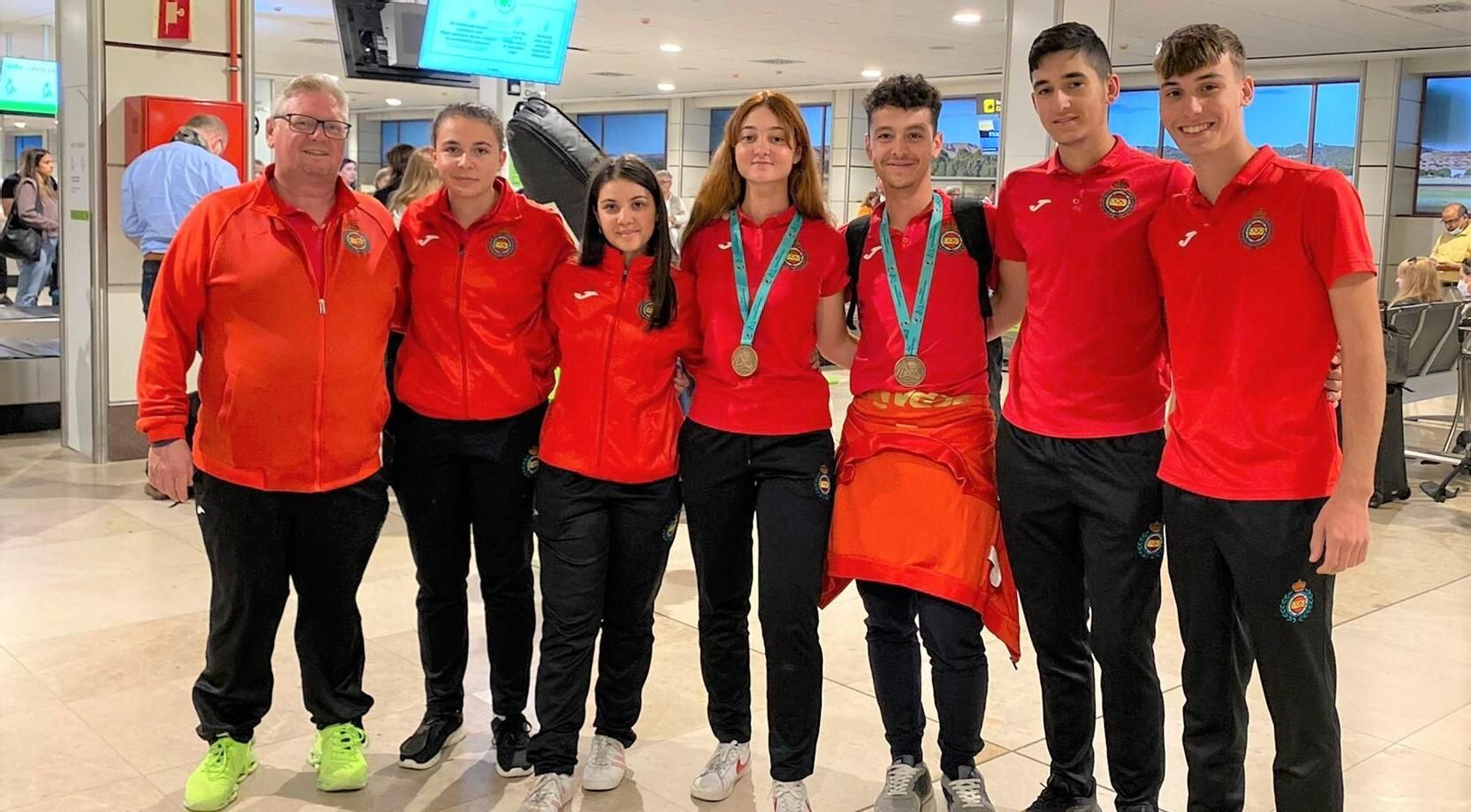 Juan Antonio García -en el centro con la medalla al cuello-, a su regreso con el resto del equipo español júnior.