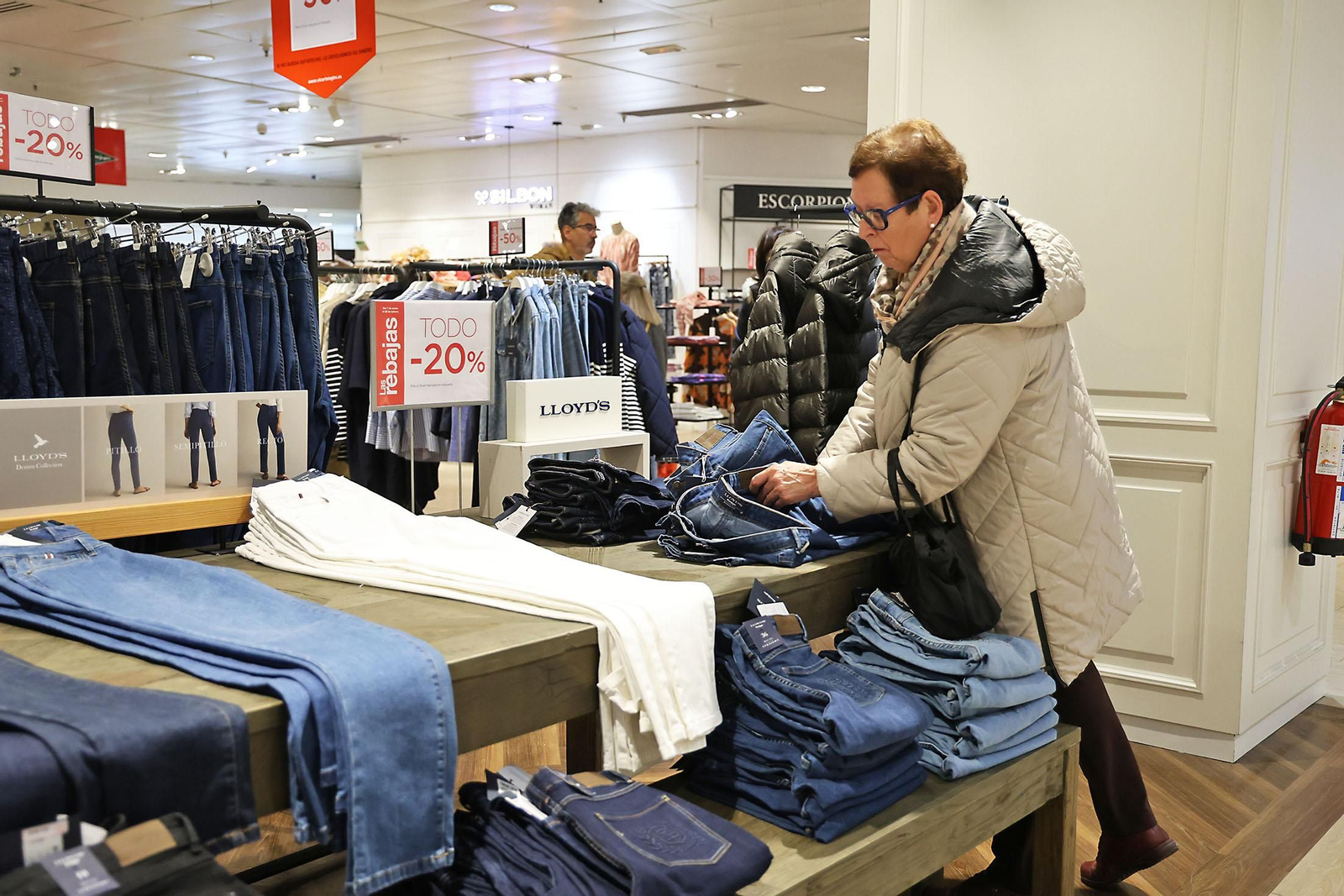 Imágenes del comienzo de las rebajas en Huelva