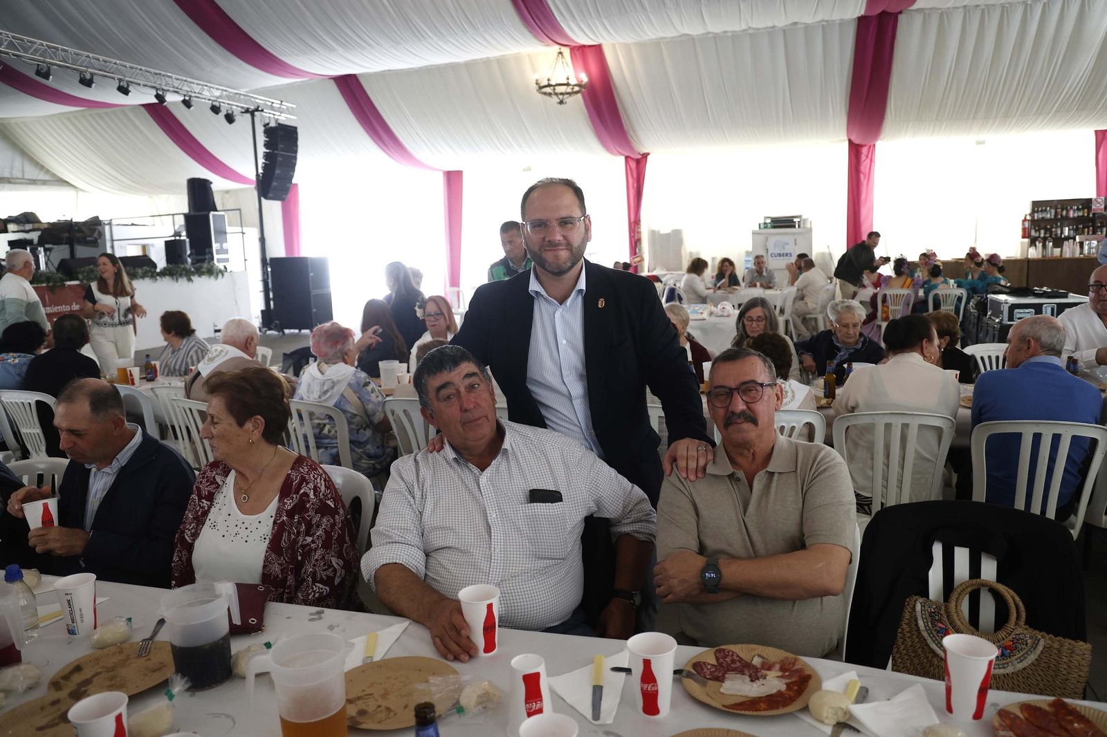 Fotos del almuerzo para mayores en la Feria de Castellar