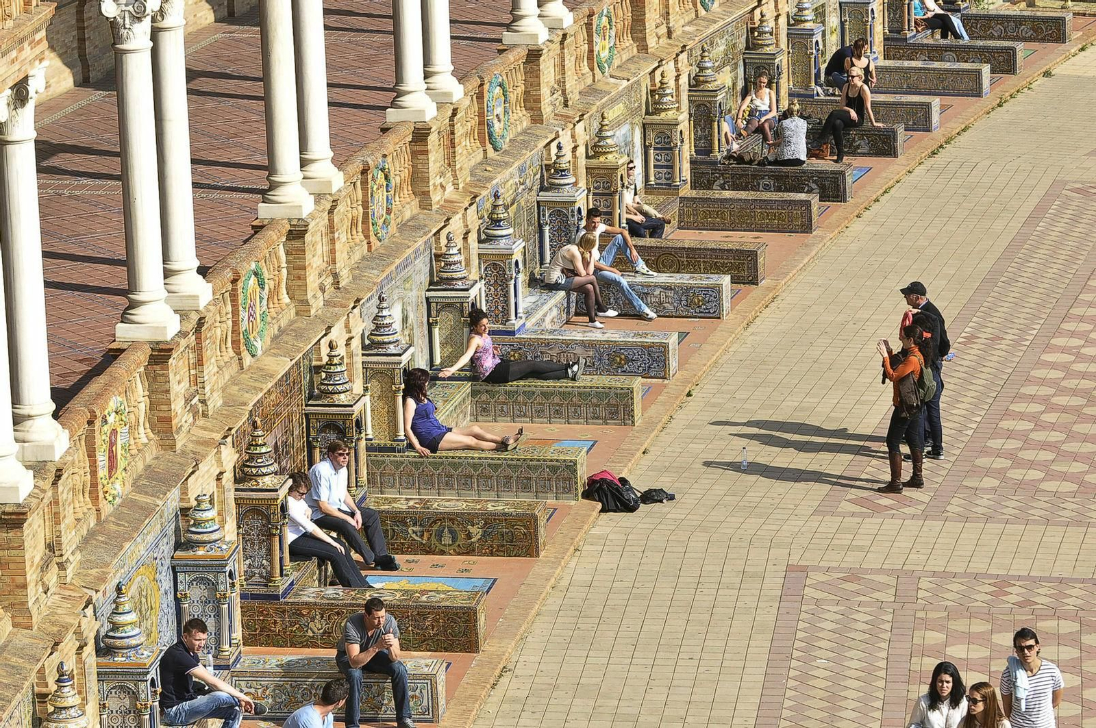 Personas visitando la Plaza de España