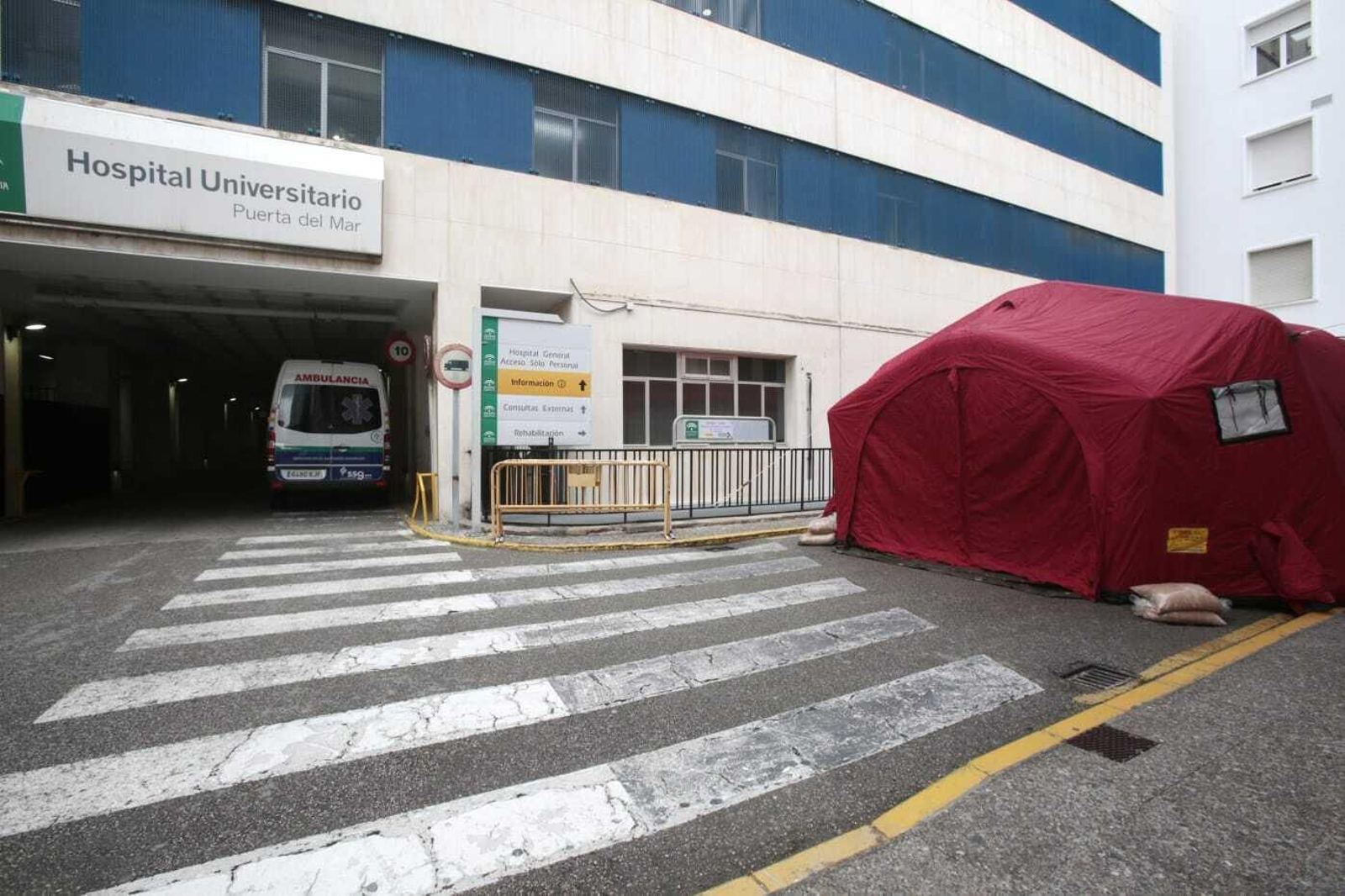 Carpa instalada para el primer triaje de Urgencias junto a una de las entradas del Hospital Puerta del Mar.