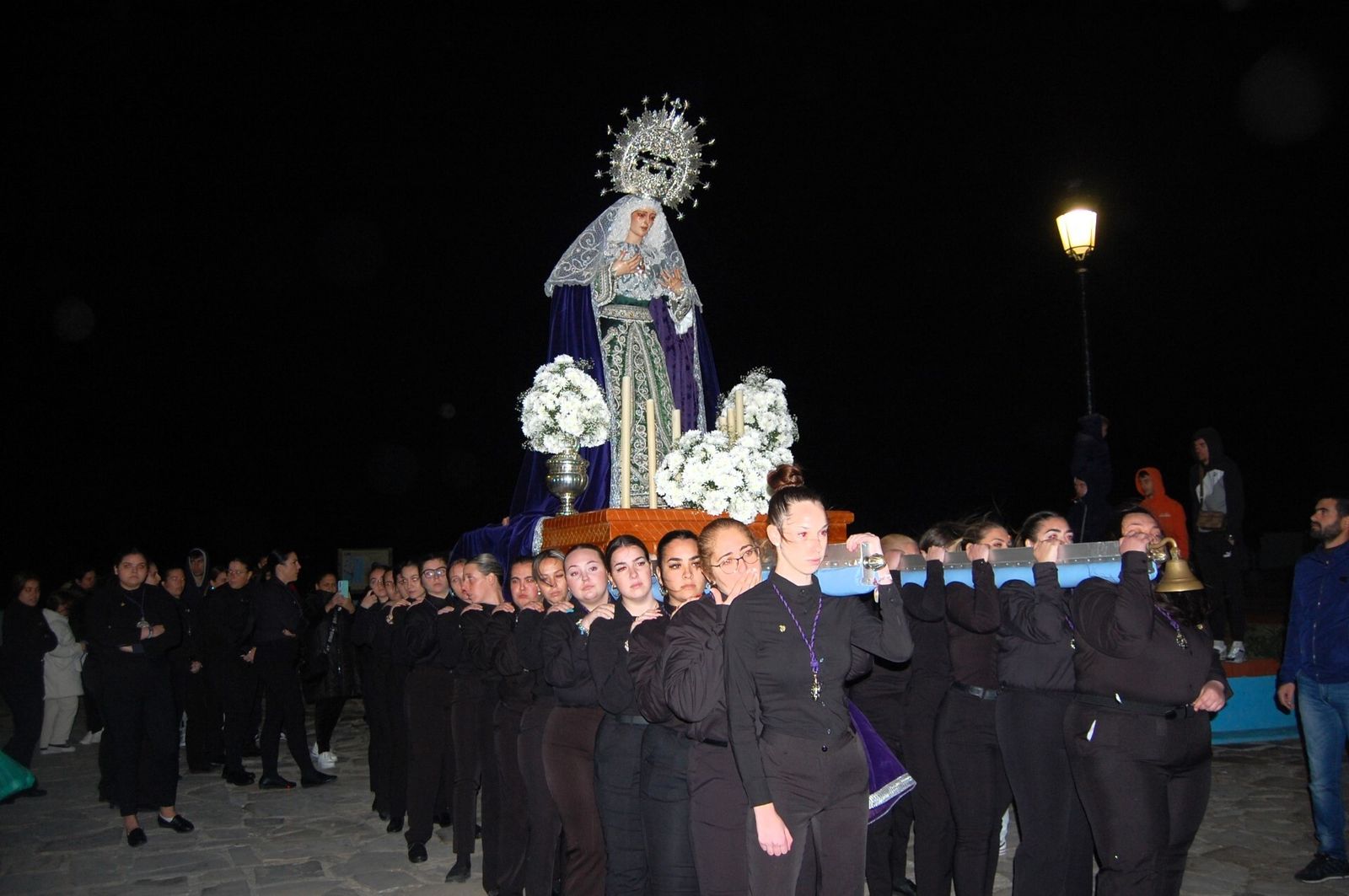 La Dolorosa, cargada por mujeres, a las puertas de la parroquia del Carmen en La Línea