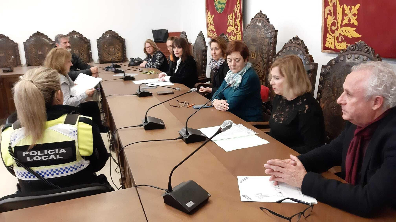 Jurado de los premios a la Mujer Linense reunido este martes