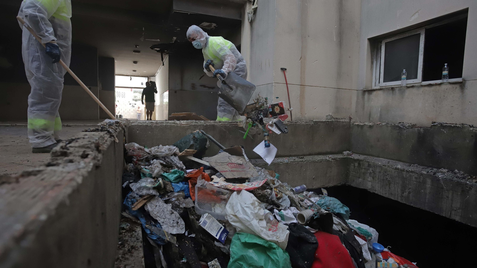 Fotos de las tareas de limpieza del edificio okupa en El Secano