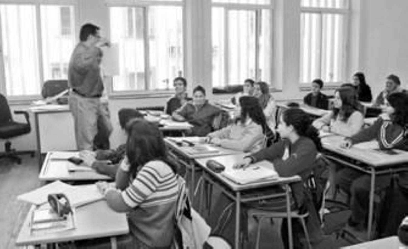 Un profesor imparte una clase en un instituto de Secundaria.