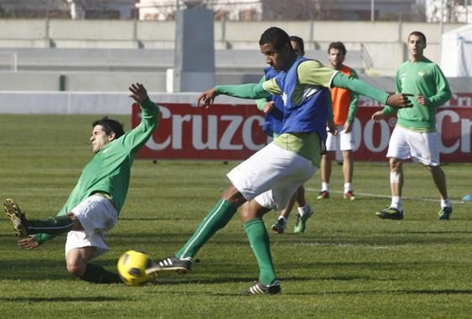 El Betis se ejercita tras la goleada del Campo Nou. / Antonio Pizarro