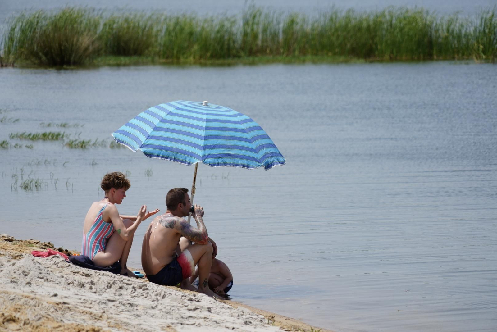 El inicio de la temporada de baño en la playa de La Colada, en fotografías