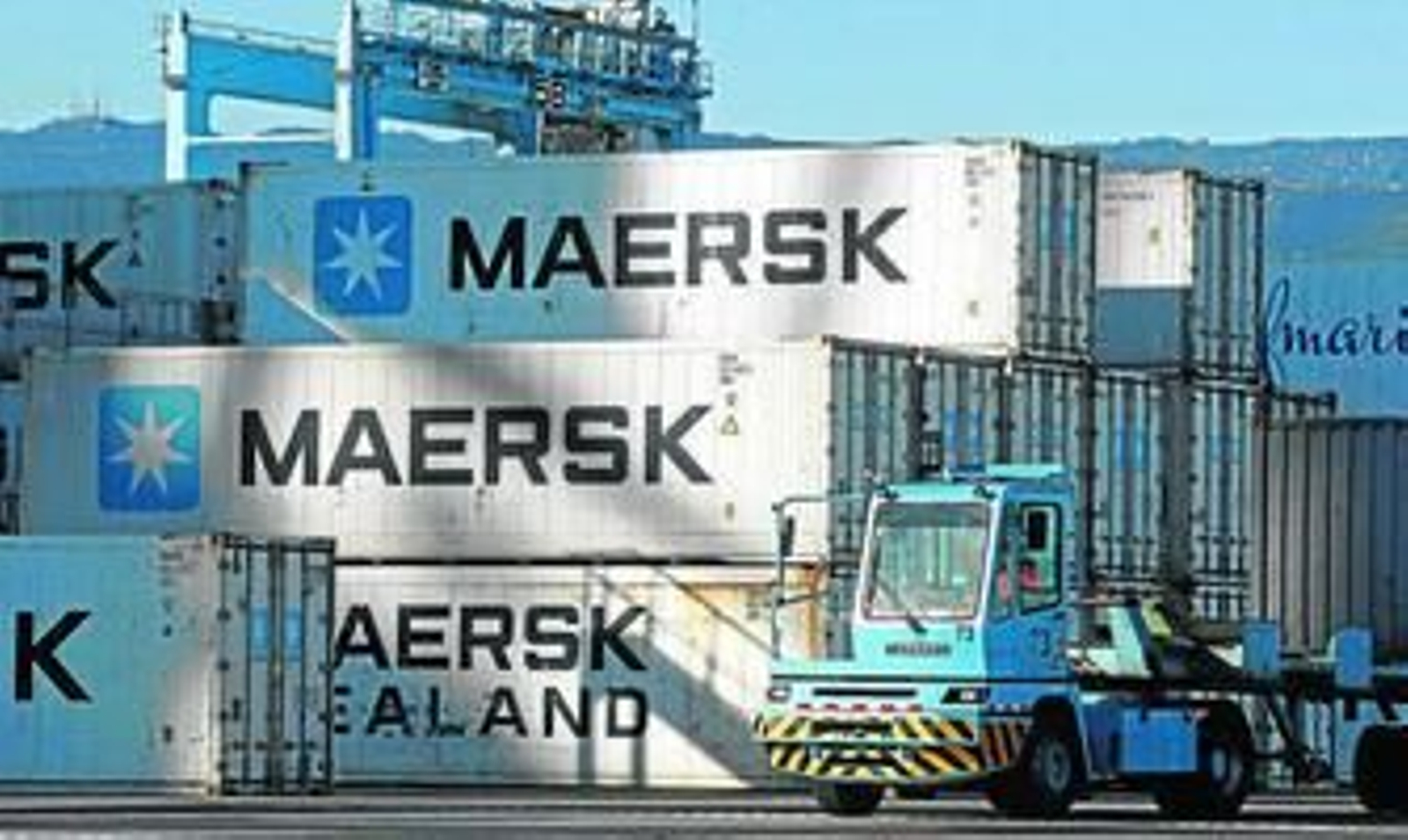 Una cabeza tractora circula por el patio de contenedores de APM Terminals Algeciras.