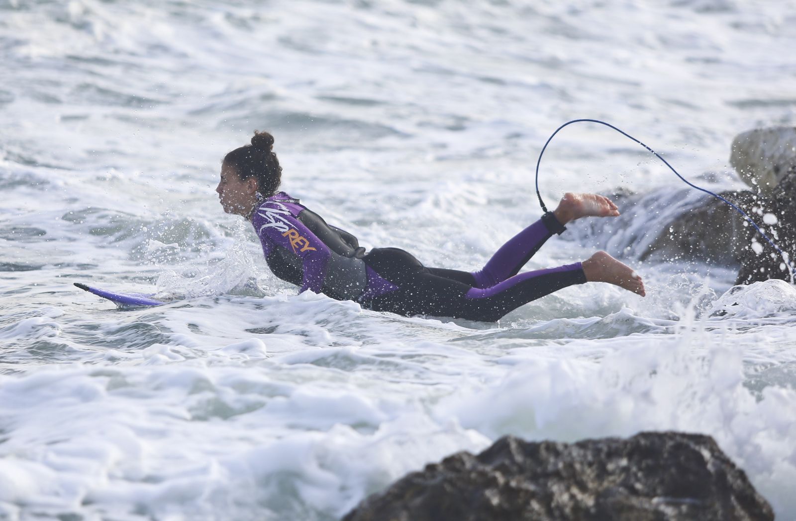 Viento, olas y surfistas para iniciar el fin de semana