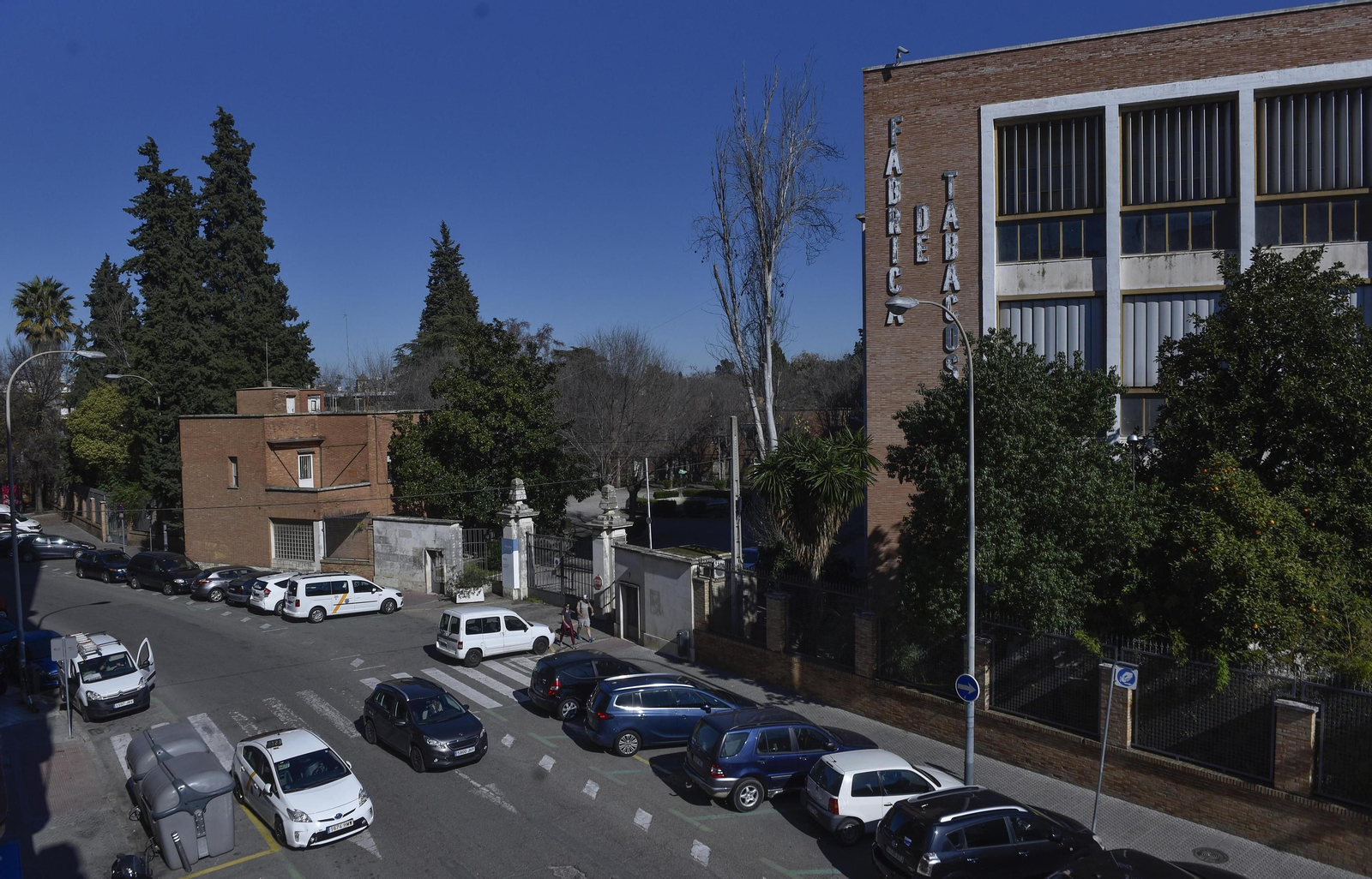 Varios coches aparcados en la calle Juan Sebastián Elcano a la altura de la entrada principal de Altadis.
