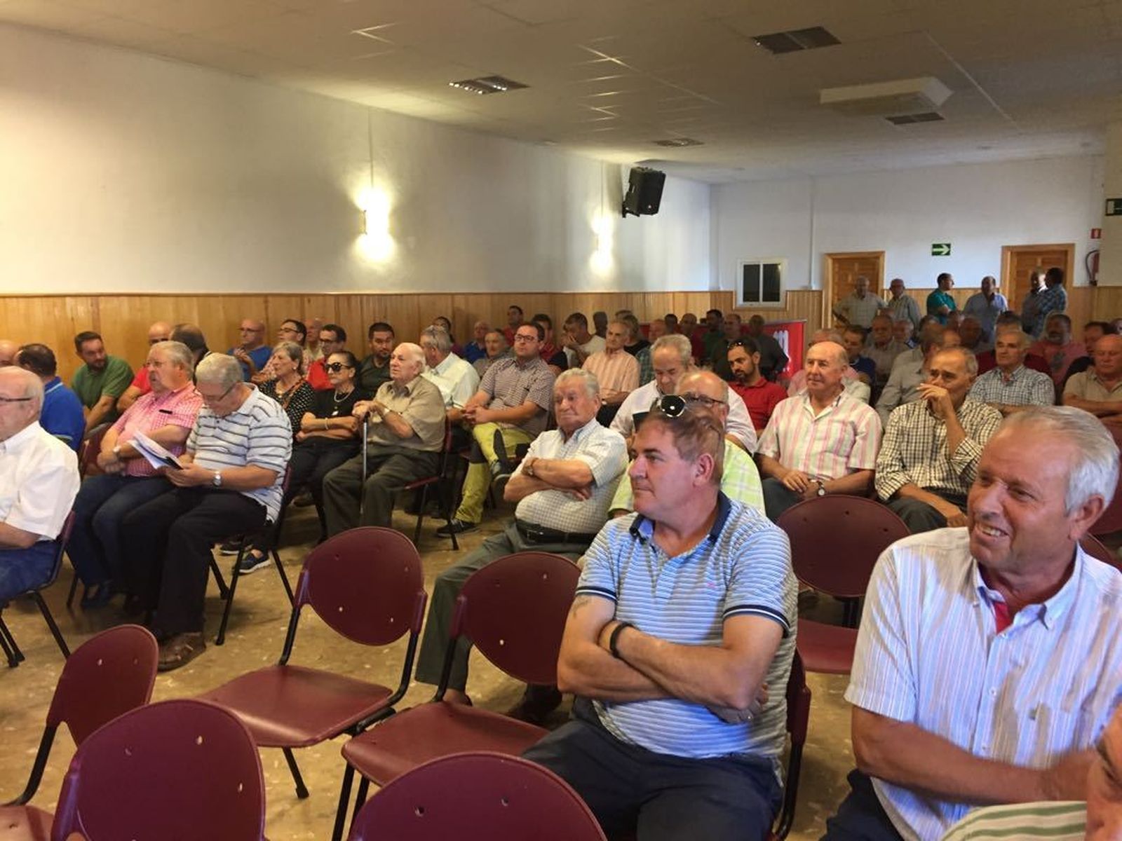 El Salón Social de Abrucena se llenó de asistentes el domingo para conocer el proyecto de riego por goteo.