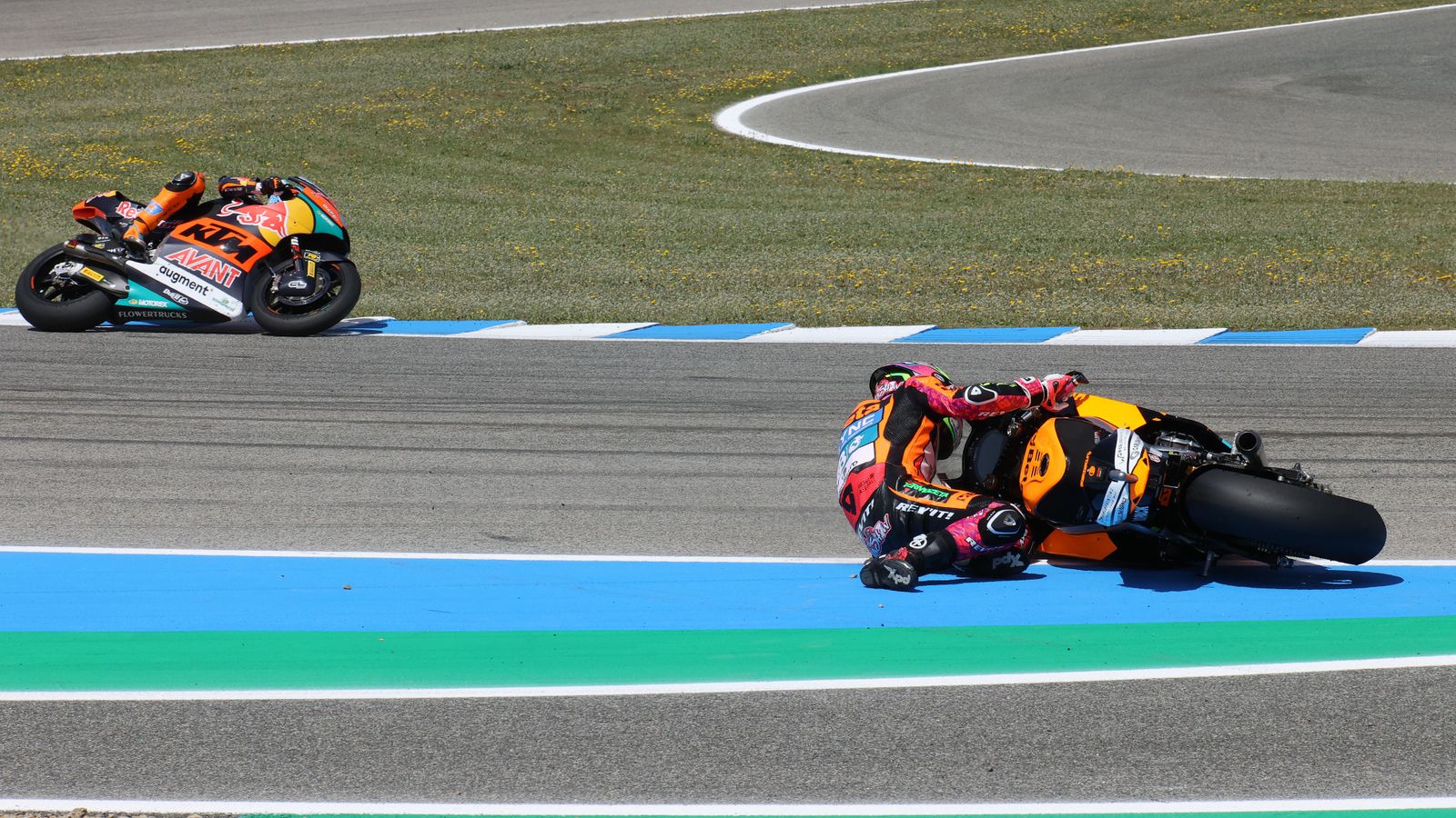 Imágenes de las caídas en las carreras del GP España en Jerez