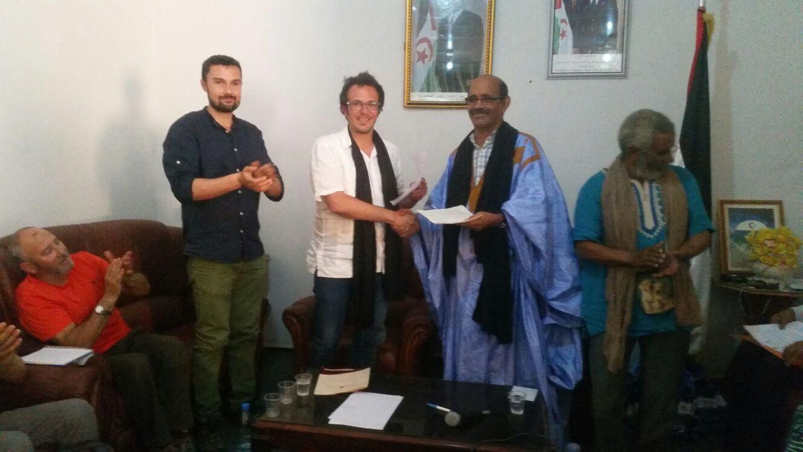 Martín Vila y el alcalde, con representantes de la ciudad saharaui de Dajla.