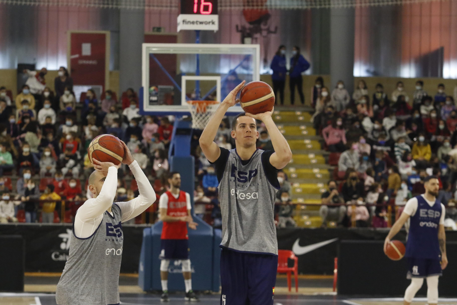 La selección española de baloncesto abre el entrenamiento en Córdoba a los más jóvenes, en imágenes