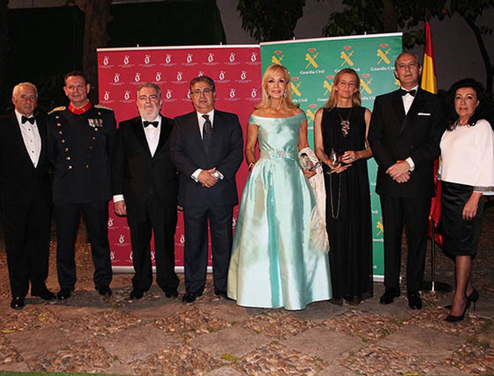 Luis Torres de la Rubia, vicepresidente del RCEA; Laurentino Ceña, general jefe de la IV Zona de la Guardia Civil de Andalucía; Jesús Contreras Ramos, presidente del RCEA; Juan Ignacio Zoido, alcalde de Sevilla, Carmen Lomana, madrina del acto, Fátima Sicre, Arsenio Fernández de Mesa, director general de la Guardia Civil de Andalucía y Marián Campos  Foto: Victoria Ramírez
