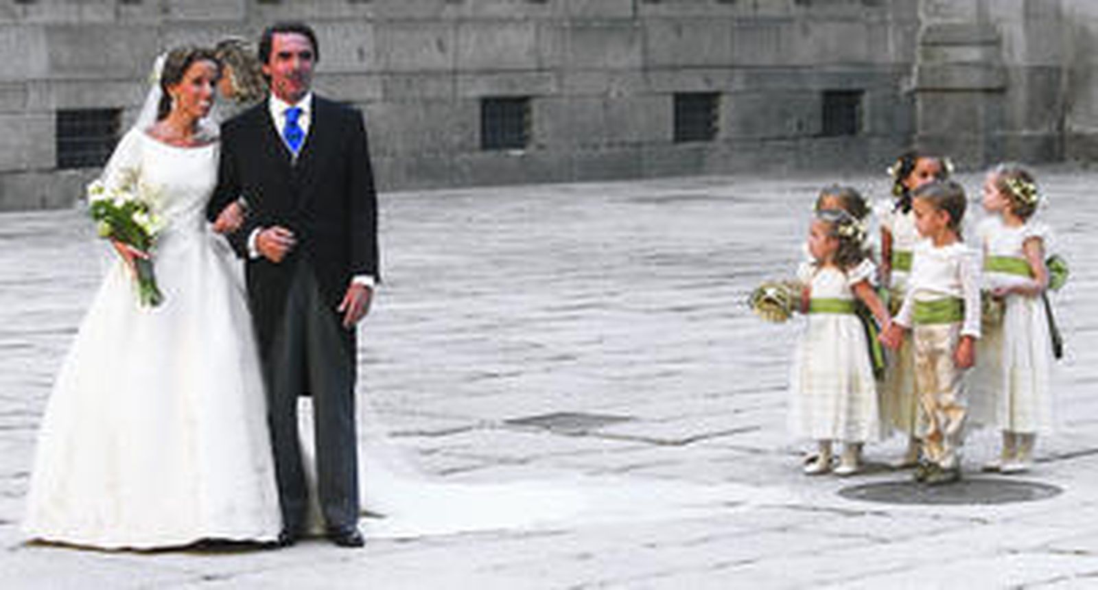 Aznar junto a su hija Ana, en la boda de ésta en El Escorial, 2002.