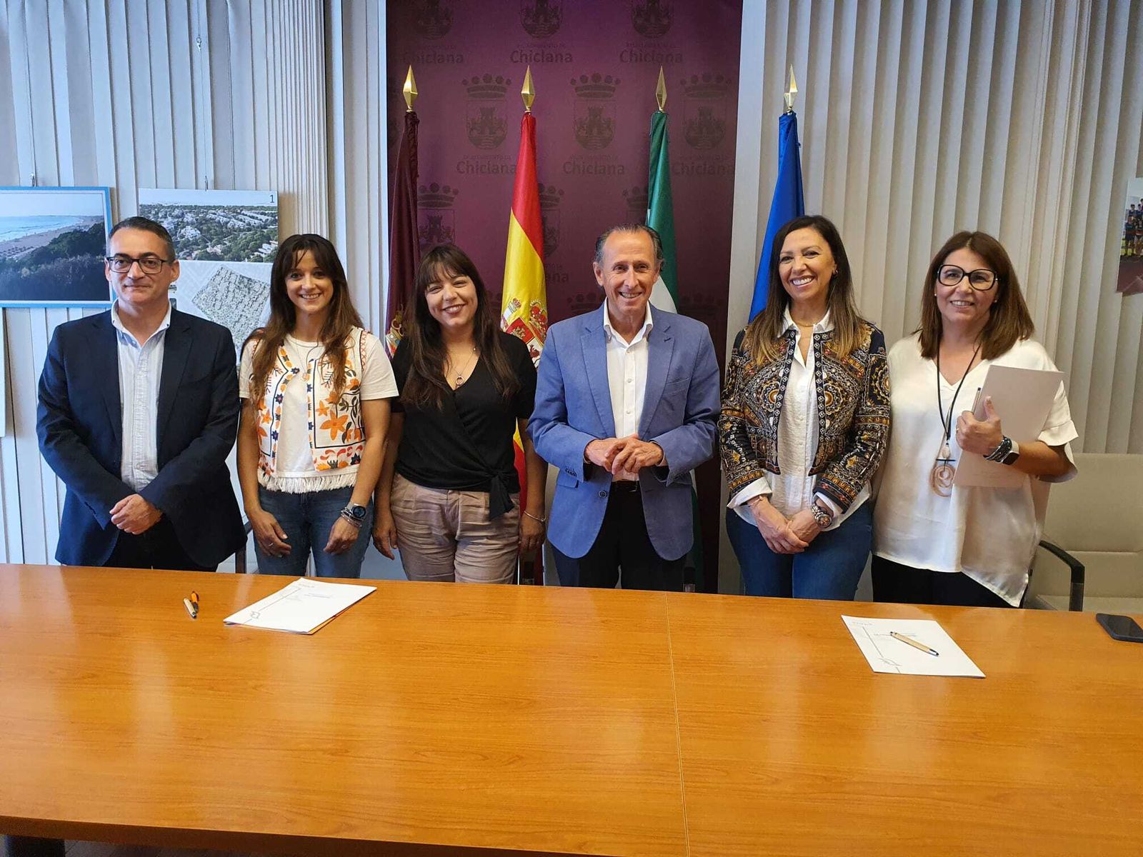 Firma del convenio entre Emsisa, Arrabal y Mujer Gades.