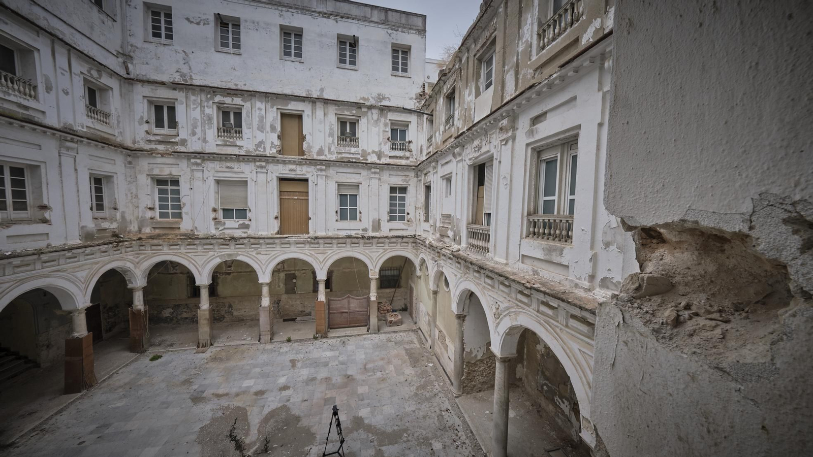 Interior del antiguo 'Instituto del Rosario' en Cádiz