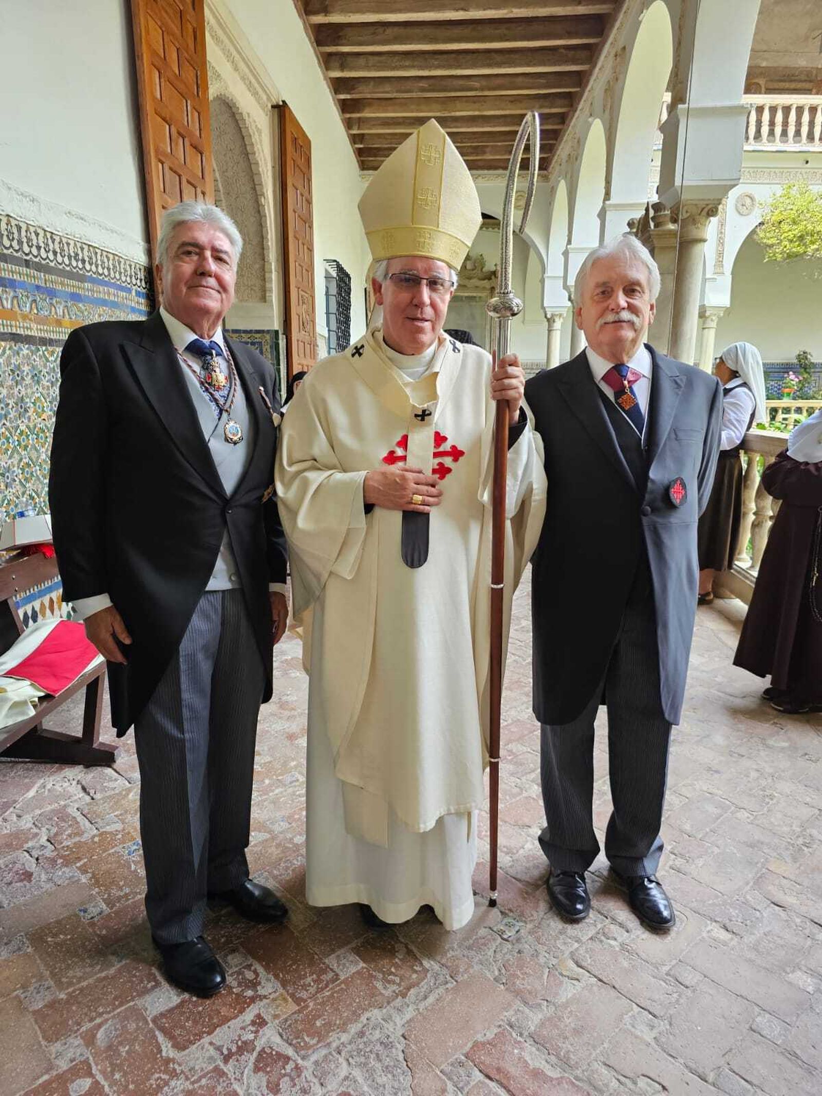 El arzobispo de Sevilla junto al doctor Javier del Boz (derecha) y Vicente Molina.