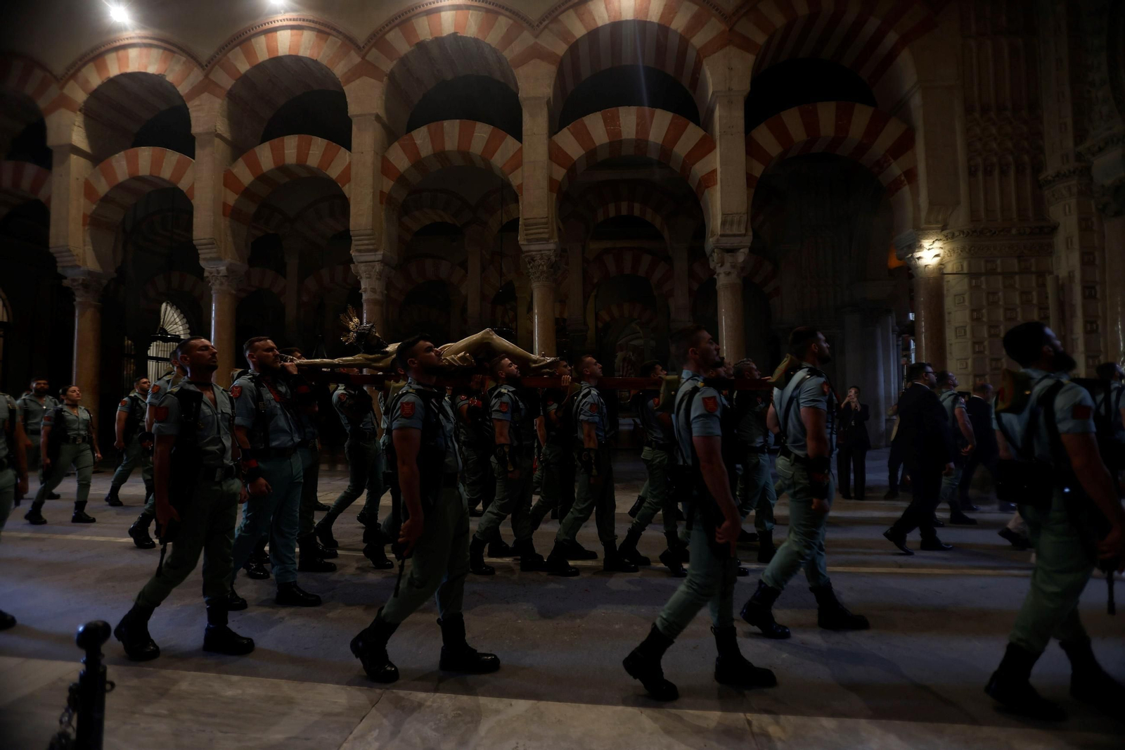 El vía crucis de la Caridad con la Legión en el Viernes Santo de Córdoba, en imágenes