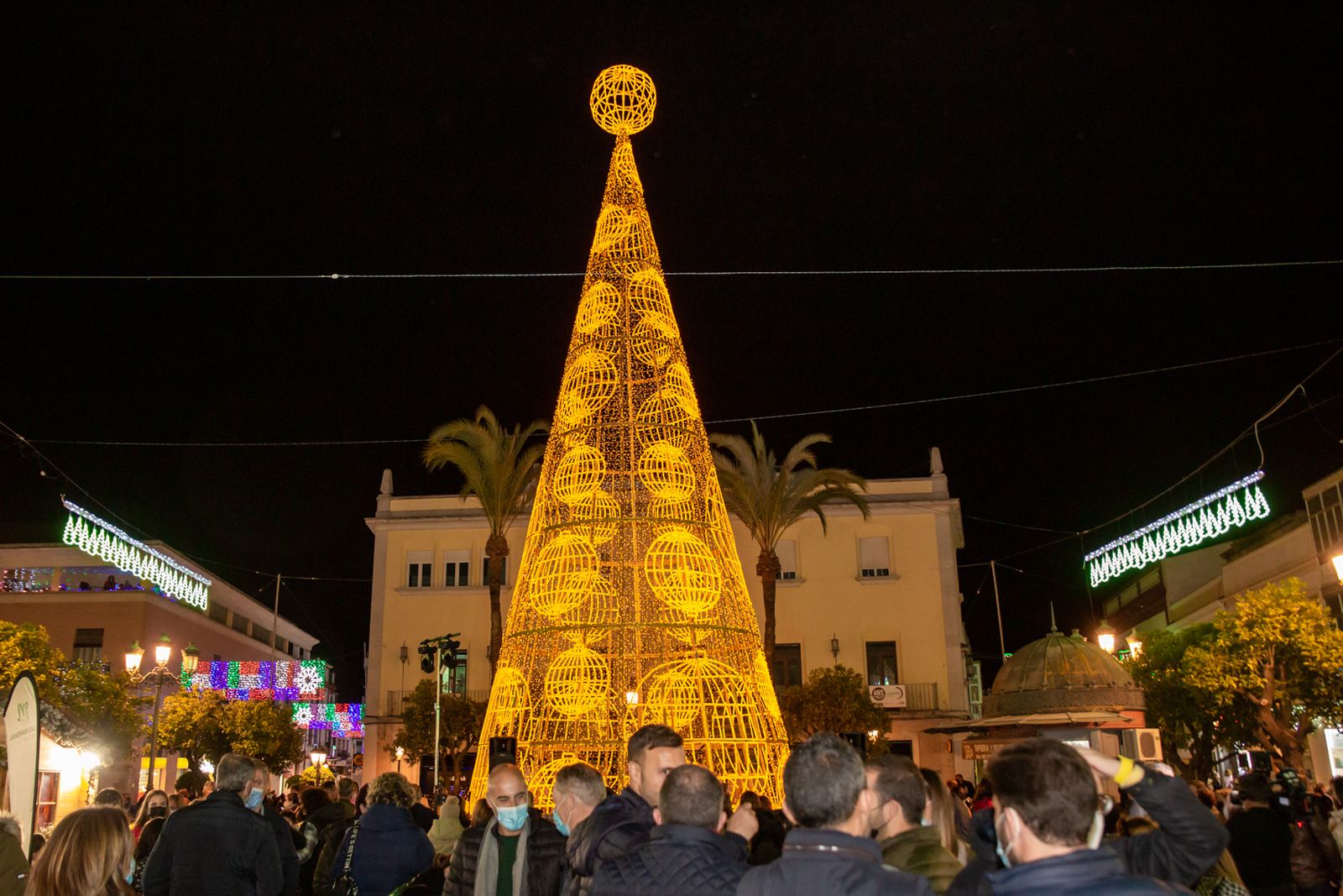 El árbol de Lotería de Navidad ilumina Lebrija para conmemorar el V Centenario de la muerte de Elio Antonio de Nebrija