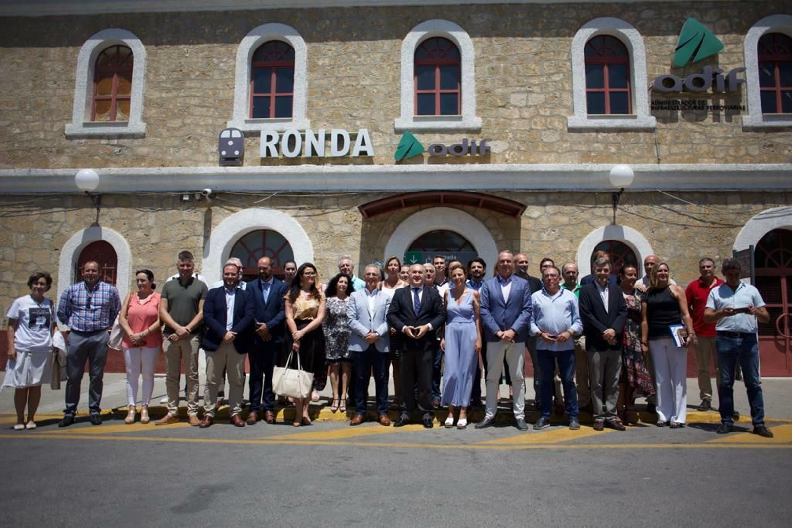 Alcaldes y otros representantes municipales en la puerta de la estación de Ronda.